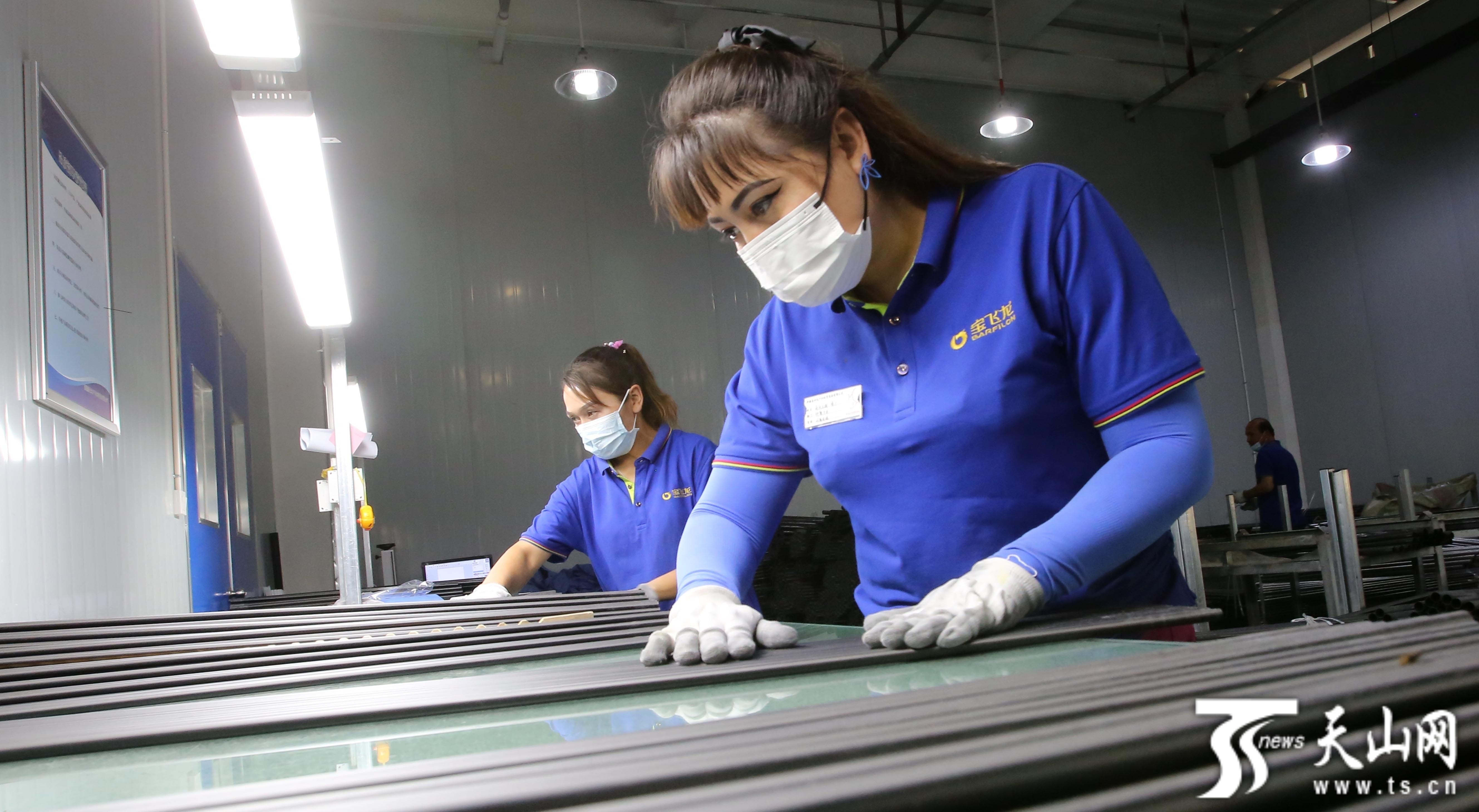 6月16日，工人在疏勒縣高新技術(shù)產(chǎn)業(yè)孵化園一家公司車間內(nèi)擦拭即將裝配的釣魚竿。石榴云/新疆日?qǐng)?bào)記者蔡增樂攝