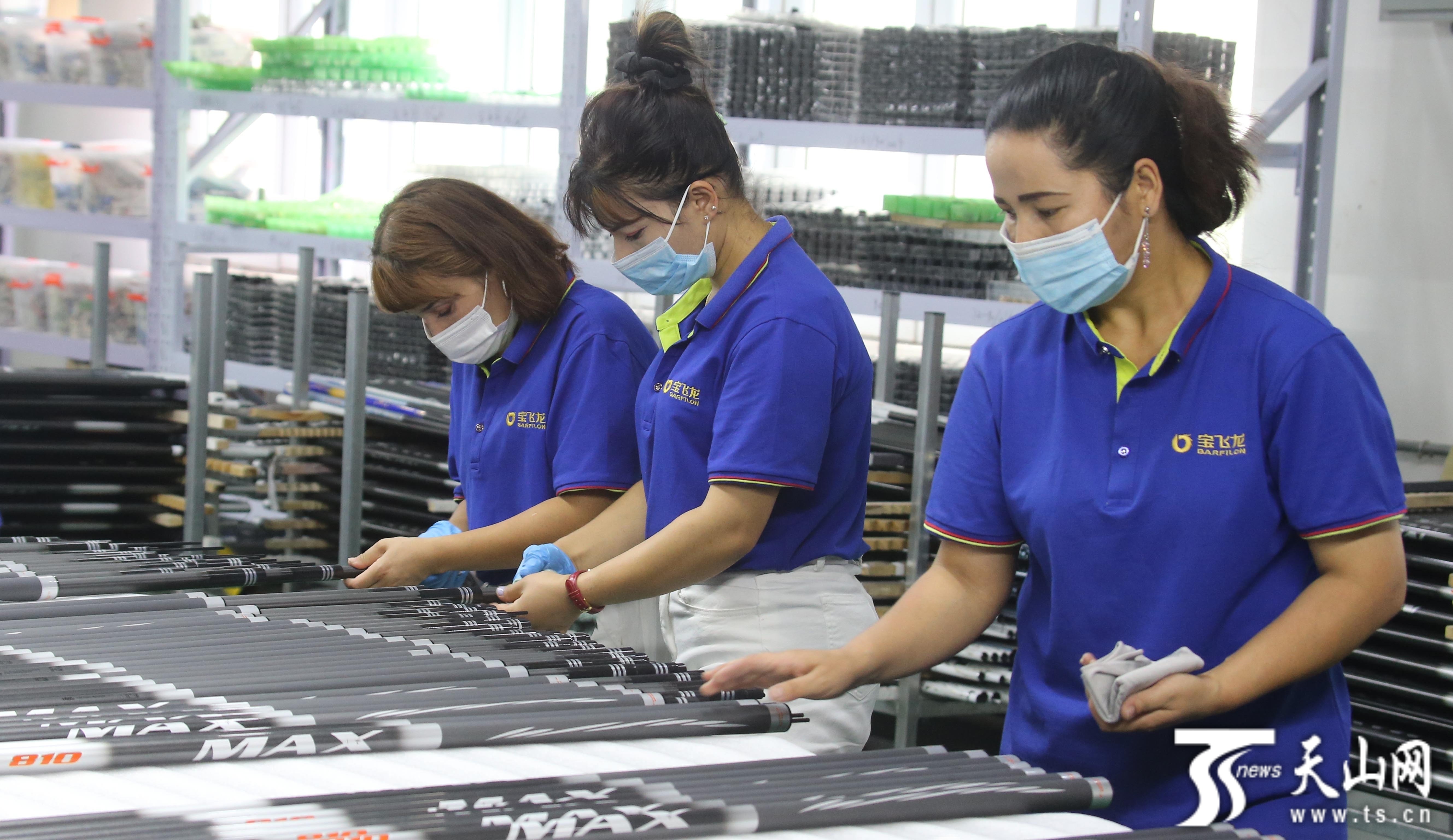 6月16日，工人在疏勒縣高新技術(shù)產(chǎn)業(yè)孵化園一家公司車間內(nèi)檢查釣魚竿的質(zhì)量。石榴云/新疆日?qǐng)?bào)記者蔡增樂攝