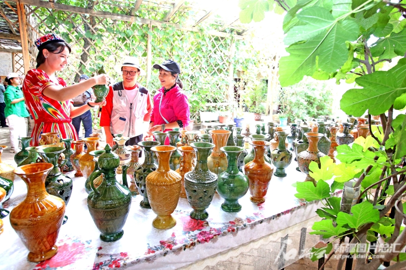 開放式的旅游模式，游客可以進(jìn)入土陶工匠家中，近距離觀賞土陶制作工藝。石榴云/新疆日?qǐng)?bào)記者 蔡增樂 攝