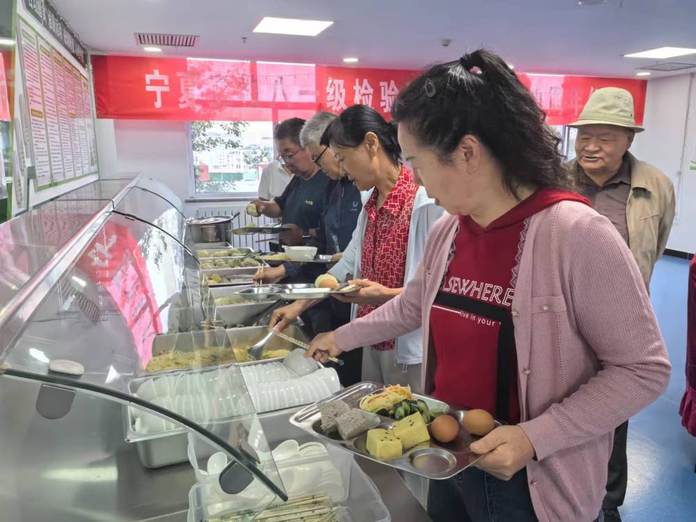 寧夏固原市隆德縣老年養(yǎng)護(hù)院里，旅居老人在取早餐。（楊珍珍攝）