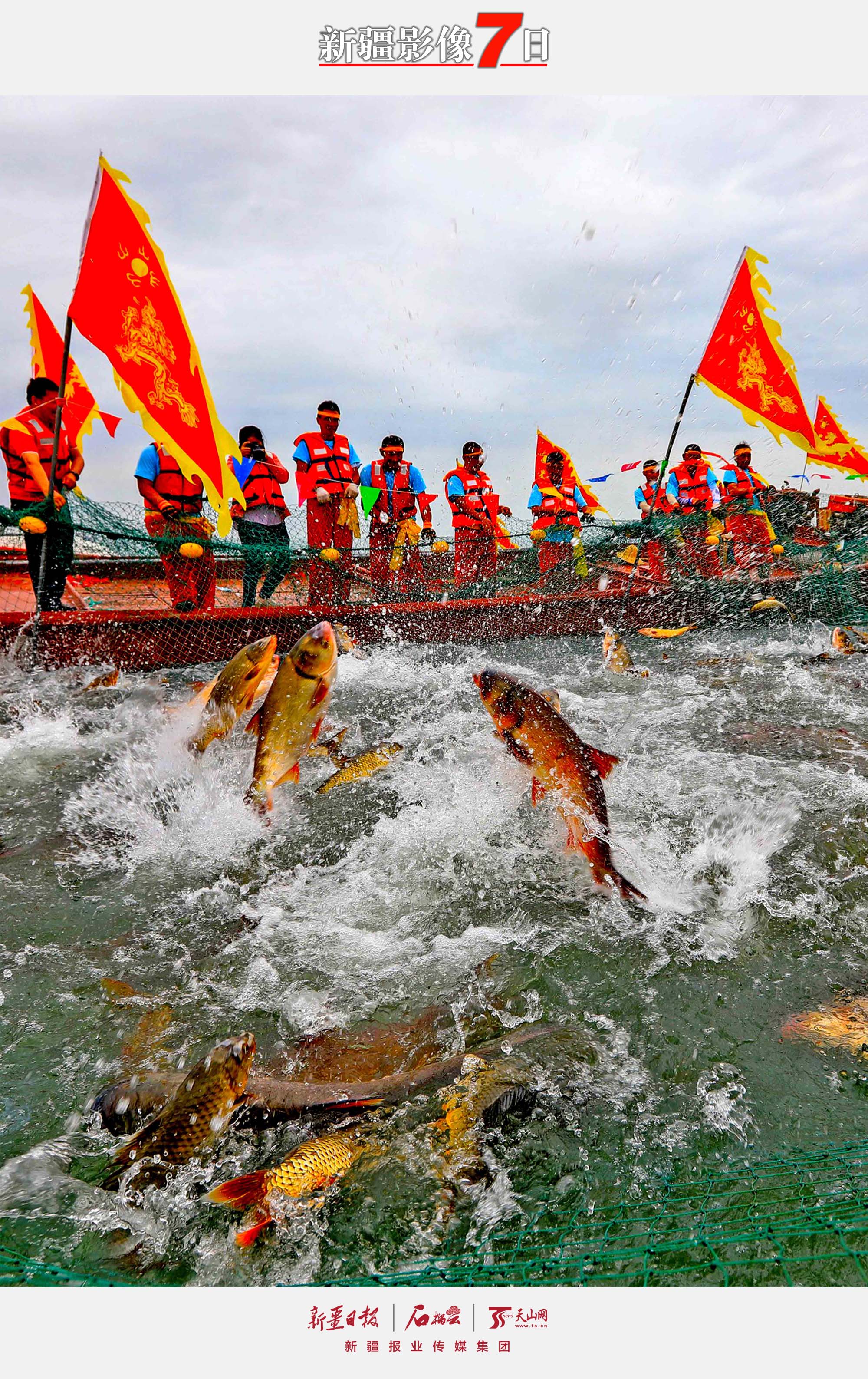 博湖捕魚 6月25日，博湖縣博斯騰湖捕魚現(xiàn)場，漁民正忙碌著拉網(wǎng)捕魚。隨著禁漁期結(jié)束，博斯騰湖畔迎來了一年一度捕魚季。6月25日，在博湖縣博斯騰湖大河口景區(qū)捕魚現(xiàn)場，來自各地游客共同見證這精彩時刻，當(dāng)日第一網(wǎng)捕撈3.5噸魚。年磊 攝