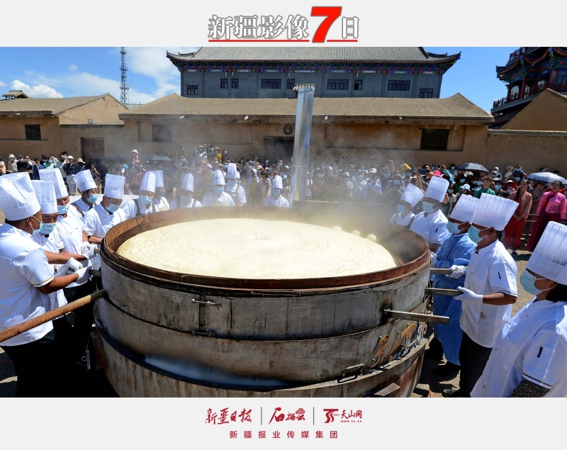 超級蒸籠亮相美食節(jié) ——7月30日，巴里坤哈薩克自治縣舉辦第九屆美食文化節(jié)，縣城文博園景區(qū)、清代糧倉大院內直徑2.8米的超級大蒸籠和高1.8米直徑2米的大火鍋，吸引眾多游客圍觀，廚師們在現(xiàn)場制作特色美食蒸餅、土火鍋供游客免費品嘗。張建剛攝