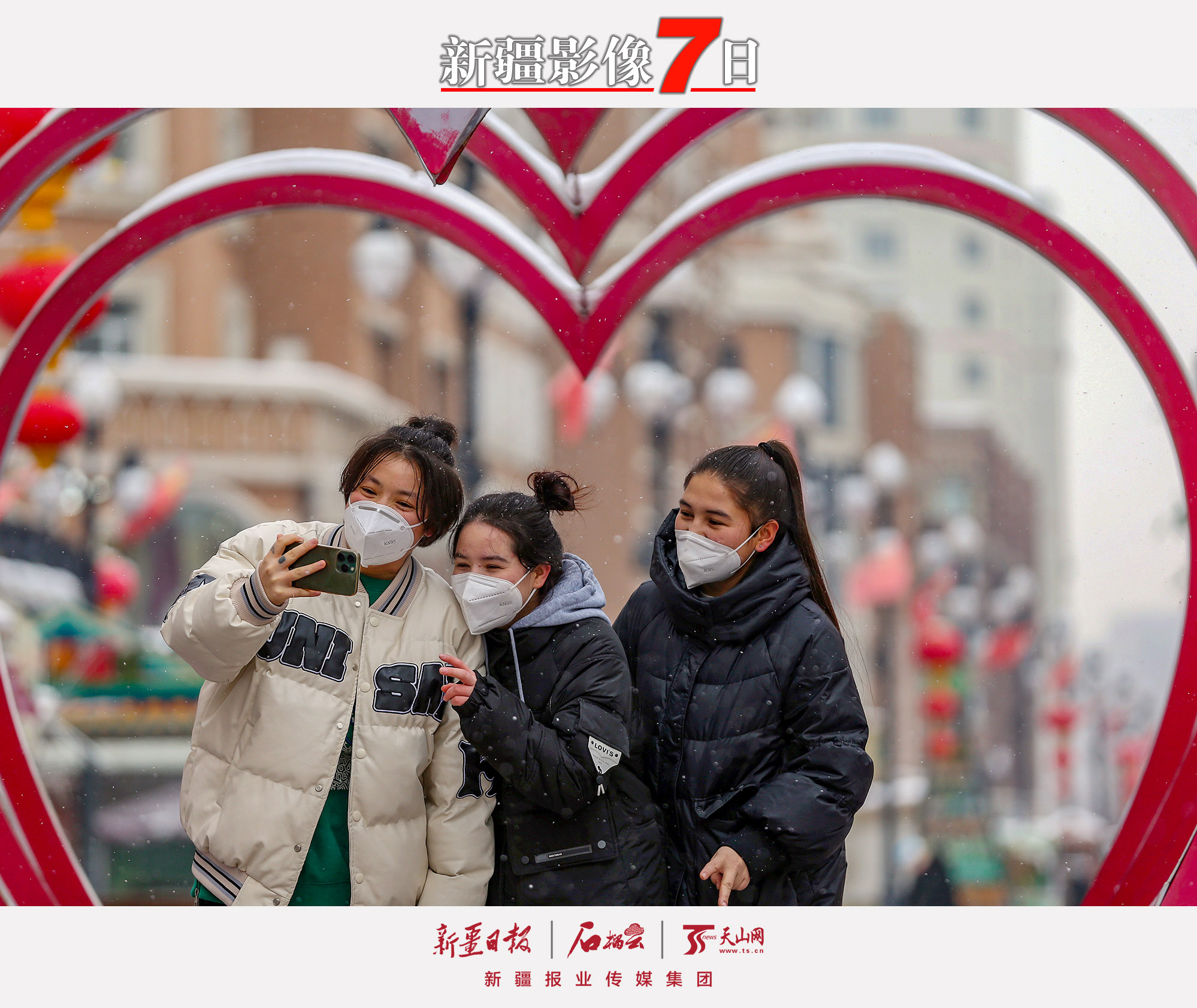 12月6日，市民在新疆國(guó)際大巴扎步行街合影留念。雖然天氣寒冷，但人們游覽新疆國(guó)際大巴扎的熱情不減。石榴云/新疆日?qǐng)?bào)記者李瑞攝