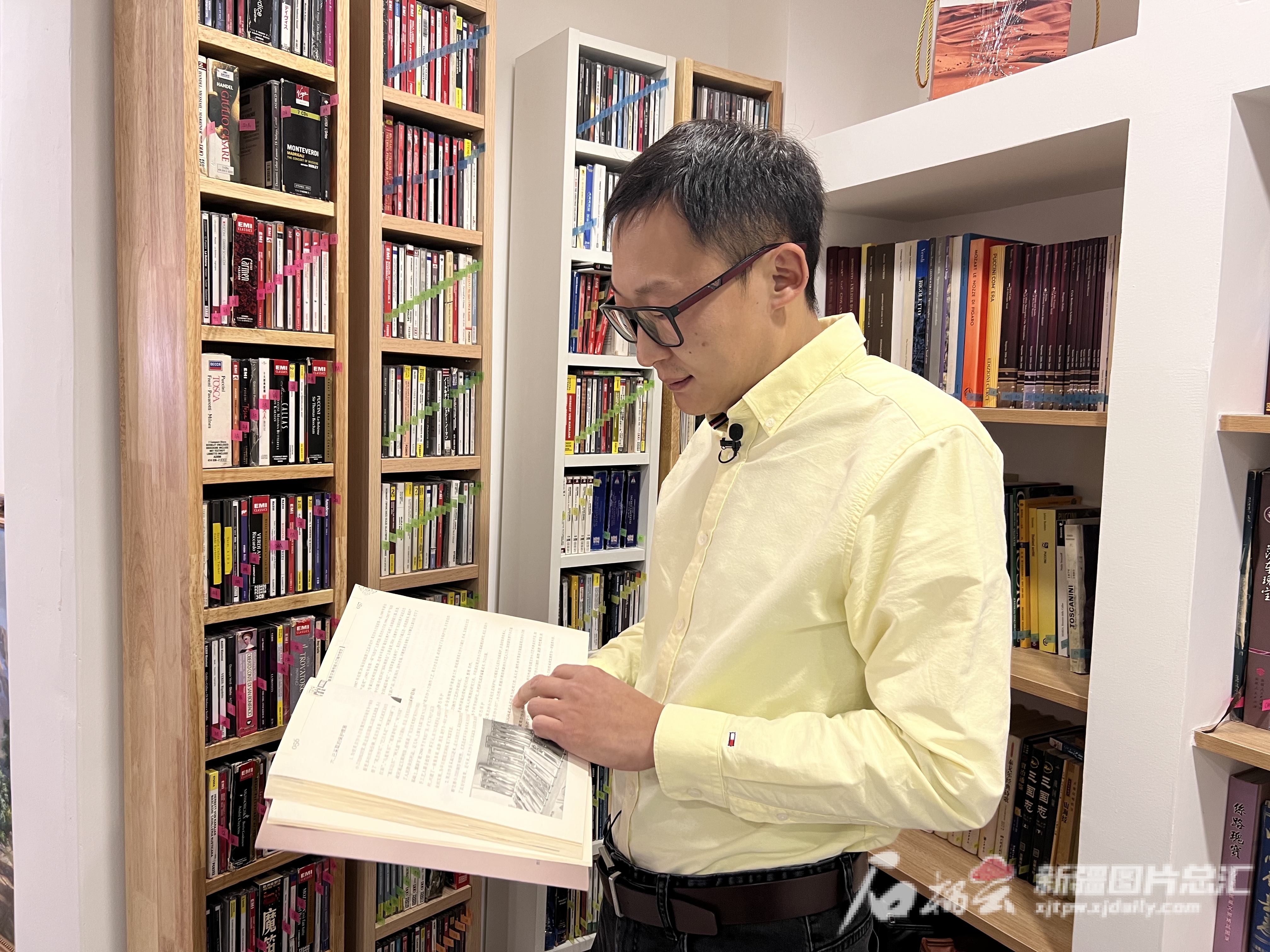 1月30日，王江江在家中翻閱維吾爾木卡姆相關(guān)書籍。 石榴云/新疆日報記者 米日古力·吾攝