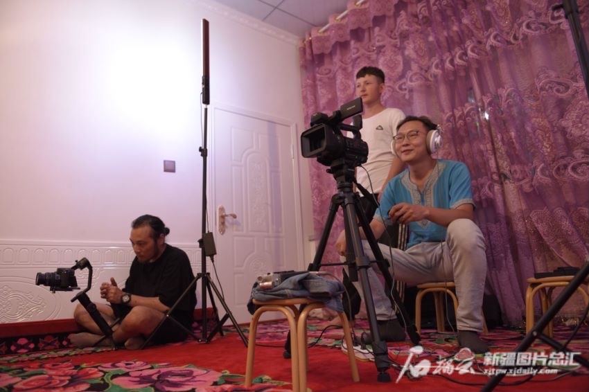 王江江在拍攝音視頻資料。 王江江本人供圖