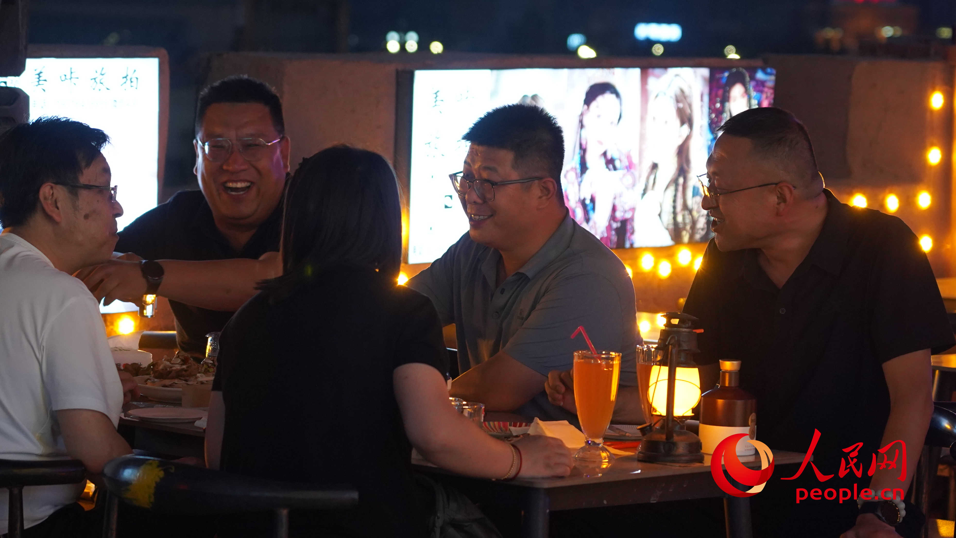 古城景區(qū)里的夜生活。人民網(wǎng) 李龍攝