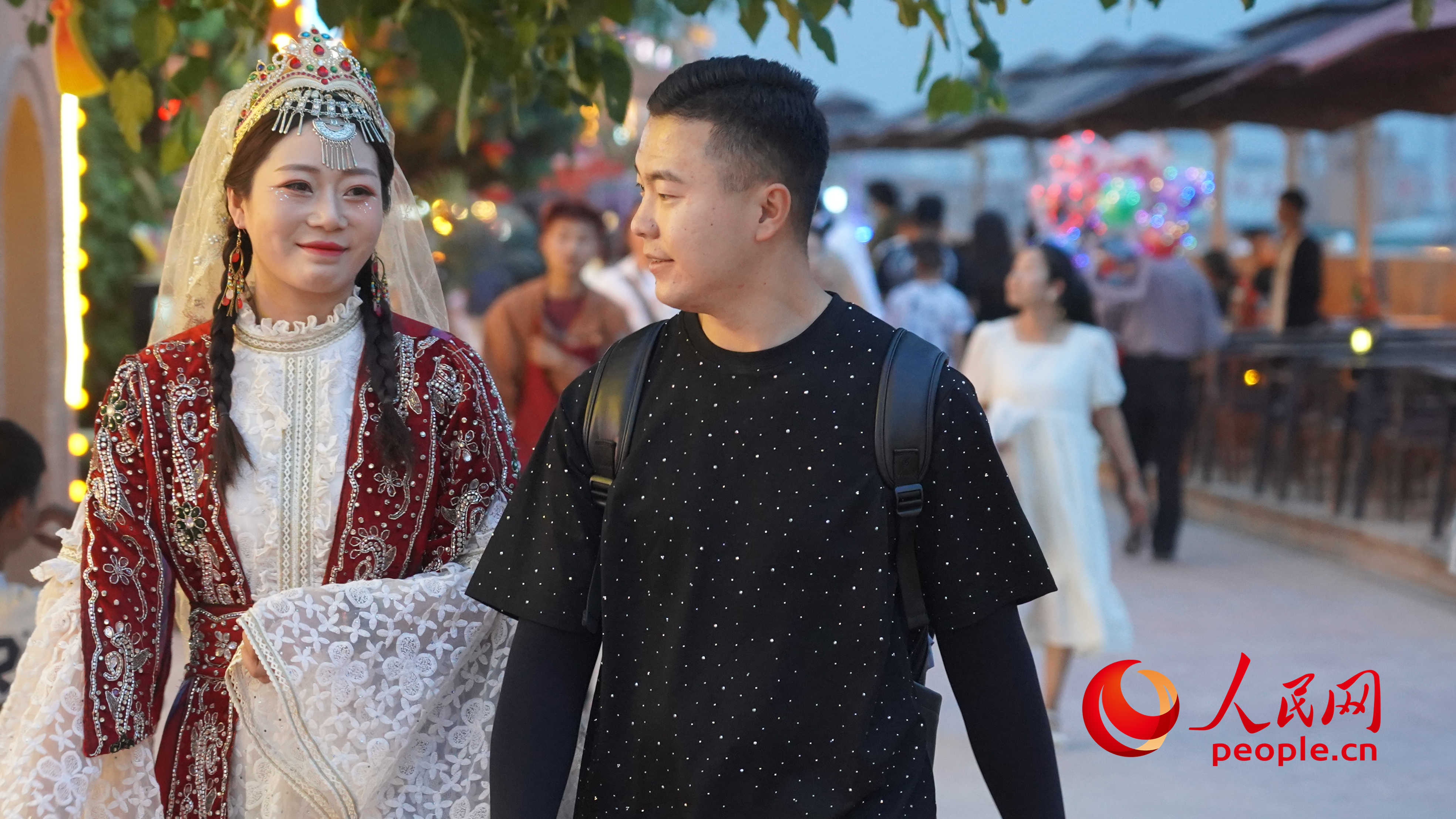 古城景區(qū)里隨處可見(jiàn)穿著民族服飾旅拍的游客。人民網(wǎng) 李龍攝