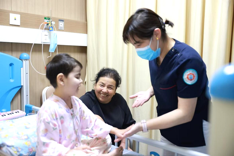 小依依、依依媽媽（中）和單媽媽（右）在病房。浙大兒院供圖