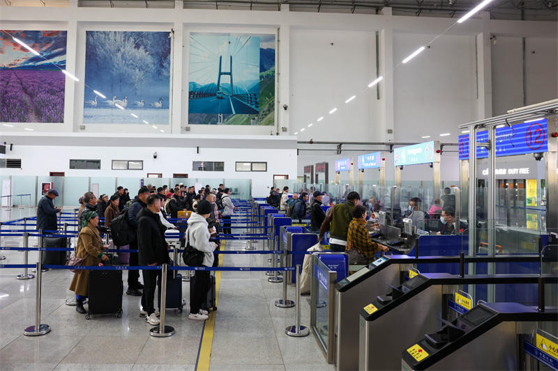 圖為霍爾果斯公路口岸旅檢現(xiàn)場出境旅客有序排隊等待辦理出境邊檢手續(xù)。曹榮攝